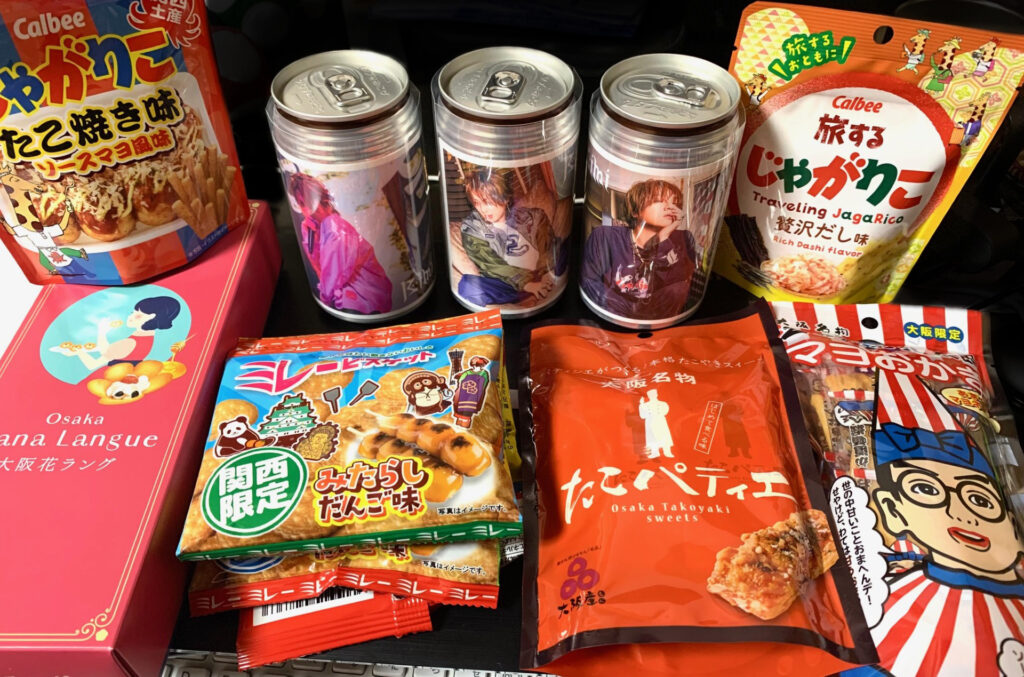 再就職祝い。Bimiラベル缶、大阪のお土産お菓子たちの写真。